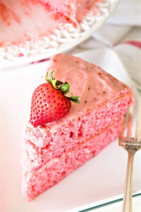 Easy Strawberry Cake Julies Eats And Treats