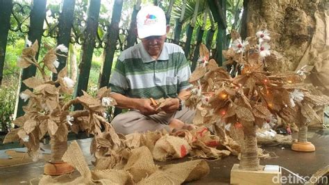 Unik Ada Pohon Natal Mini Dari Karung Goni Di Bandung