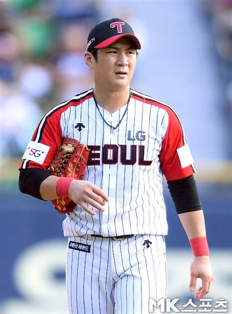 Jun 19, 2021 · 그럼에도 불구하고 오지환은 악플러들의 행동에 대해 '그들도 또한 야구팬 ' 이라며 대인배적으로 생각했고, 모든 고소 준비가 끝난 아내를 말렸다. 글러브 안 끼는 오지환 배트만 잡는다…대타 '2순위' [WC1 NC-LG ...