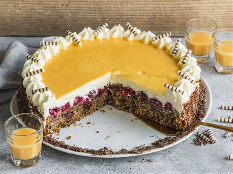 Für den belag eier trennen. Eierlikörtorte mit Kirschen | Rezept in 2020 | Gesundes ...