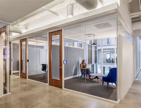 Transparency Glass Walled Meeting Rooms That Let In Plenty Of Light