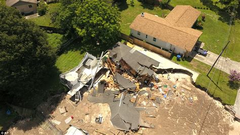 Tampa Sinkhole Swallows A Whole House Daily Mail Online
