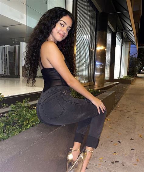 Pin By I Am Jojo On Malu Trevejo Poses Model Instagram