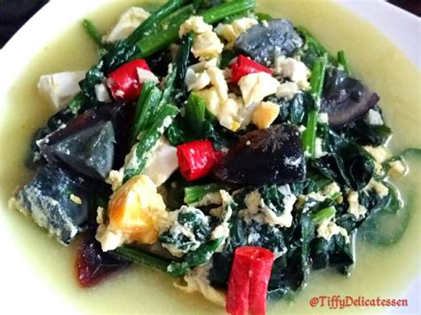 But a miso soup can be so much more than tofu and wakame, it can be filled with vegetables and pork like a bowl of tonjiru, or it can also be simple featuring fresh seasonal vegetables like this spinach and egg miso soup. Tiffy Delicatessen: 3 Trio Eggs With Spinach
