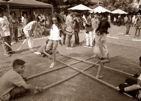 Permainan tradisional merujuk kepada permainan budaya yang sudah diamalkan oleh sesebuah masyarakat untuk satu tempoh yang tertentu seperti masyarakat kita permainan seperti gasing, batu seremban. 35+ Permainan Tradisional Indonesia yang Paling Seru dan ...