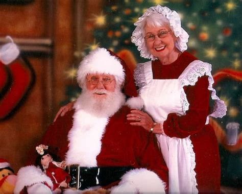 pin by bea rios on kerst santa claus is coming to town mrs claus santa pictures