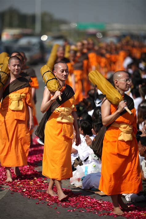 Budistas Monjes Budismo Caminar Naranja Túnicas Tailandés