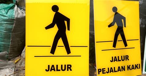 Untuk melindungi pejalan kaki dalam ber lalu lintas, pejalan kaki wajib berjalan pada bagian jalan dan menyeberang pada tempat penyeberangan yang telah disediakan bagi pejalan kaki. Rambu Pejalan Kaki dan TItik Kumpul Acrylic Visual Cat ...