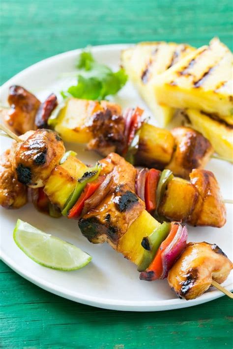 These hawaiian chicken kabobs are anything but boring and taste like a summer party in your mouth! Hawaiian Chicken Kabobs - Dinner at the Zoo
