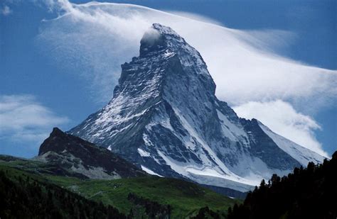 Switzerland is renowned for its mountains and peaks and people from different countries visit switzerland to experience the beauty of the mountains and the snowcapped peaks. World Beautifull Places: Zermatt Switzerland New Nice ...