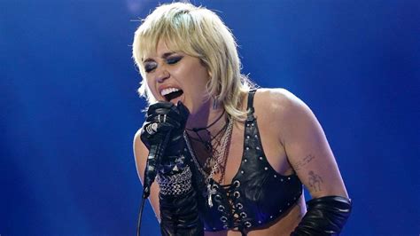 Roughly 50 percent of the reports were from people citing issues with the website, saying that it was down. Miley Cyrus Breaks Down During 'Wrecking Ball' Performance ...