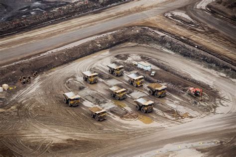 Oil Sands Producers Burned By Crude Crash Are Staying On Defense