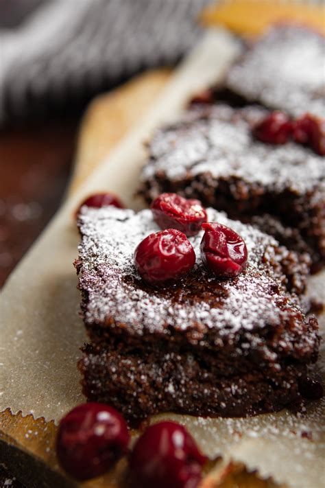 Vielleicht kennst du mein rezept für den veganen schokoladen kuchen mit schoko frosting schon. Veganer Saftiger Schoko-Kirsch Kuchen | UMAMI Vegan Kochen