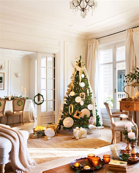 Un sillón de lana bouclé muy de tendencia. Ideas para decorar de Navidad tu casa en dorado y blanco