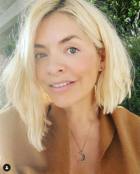 This Mornings Holly Willoughby Flaunts Killer Curves In Figure Hugging