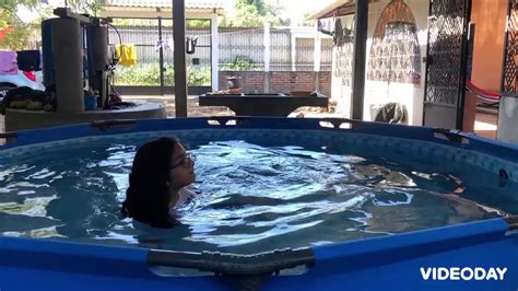 Bañando En La Piscina Youtube