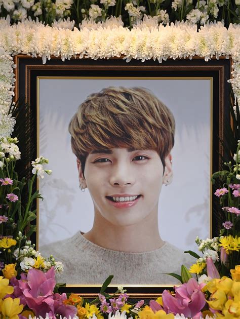 k pop star jonghyun s funeral attended by 10 000 fans