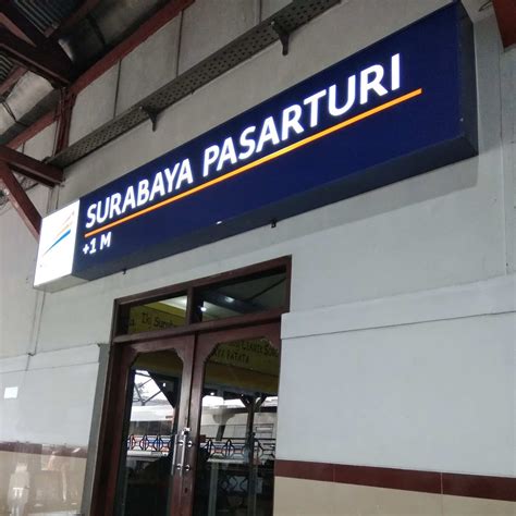 Kereta api perkotaan adalah kereta api yang digunakan diwilayah perkotaan untuk mengangkut penumpang, biasanya dilaksanakan dengan menggunakan kereta api ringan, kereta api berat (heavy rail transit), monorail.kereta api perkotaan biasanya dijalankan dengan menggunakan tenaga listrik, seperti kereta rel listrik seperti yang digunakan di wilayah jabotabek, sehingga tidak menimbulkan pencemaran. Jenis Tiket Kereta Jakarta Surabaya dan Cara Pemesanannya ...