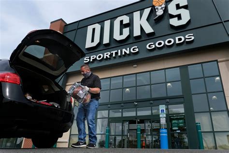 Dicks Stock Price Tumbles After Earnings Miss Blamed On Retail Theft
