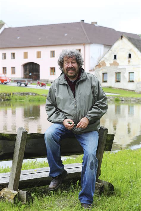 Školní komedie debutujícího režiséra zdeňka trošky s lehkou detektivní zápletkou. Kaplanová se projevila jako svéráz i při natáčení. Své o ...