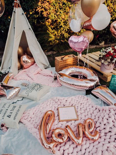Planning An Indooroutdoor Picnic Breakfast In Bed Romantic Candlelit Dinnerare A Few Ways
