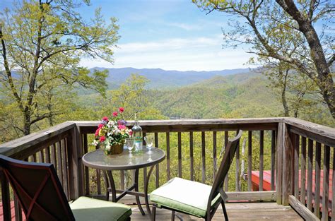 Bryson City Lodge Rental and Room Rental with Smoky Mountain views and