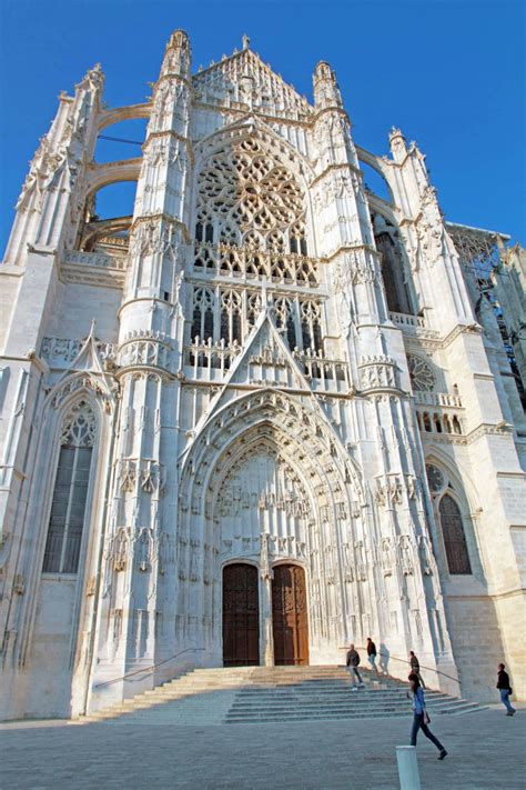 In about 1230 architects became less interested in size and more interested in decoration. Beauvais Cathedral: the gravity-defying church - French ...