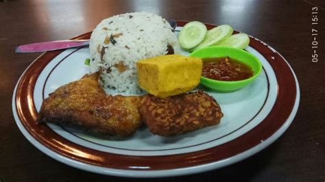 Anda bisa langsung mempraktekan resep di atas sekarang juga mengingat cara. Warung Nasi Tutug Oncom Bumbu Sunda - Warung Nasi