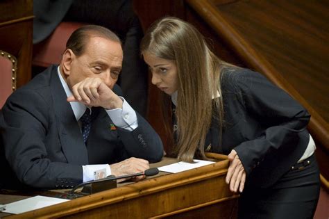 Come ha fatto la senatrice mariarosaria rossi, 43 anni, da piedimonte matese, a diventare così berlusconi un pomeriggio lo gela: Maria Rosaria Rossi neo tesoriere di FI al posto di Bondi ...