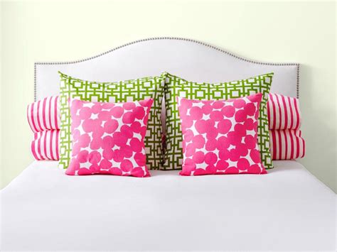 How To Display Decorative Pillows On A Bedroom Hanaposy