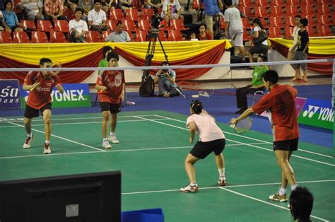 Although it may be played with larger teams, the most common forms of the game are singles (with one player per side) and doubles (with two players per side). วิธีการแข่งขันแบดมินตัน | watchclassic