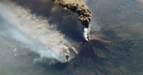 Massive Volcano Eruption At Mount Etna In 1669 Kills Thousands New