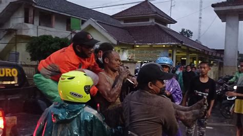 Foto Evakuasi Korban Letusan Gunung Semeru