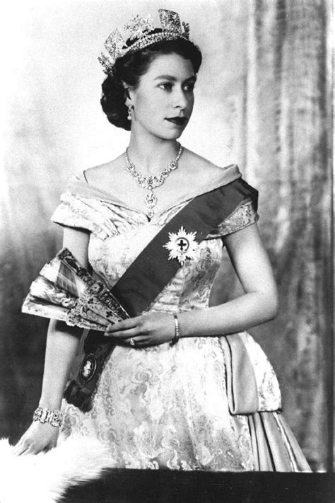 The official twitter page for her majesty queen elizabeth ii of the united kingdom. Queen Elizabeth II of England - als Kunstdruck oder ...