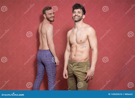 Dos Hombres Gays Sin Camisa Sonriendo Trasera Y Delantera Foto De