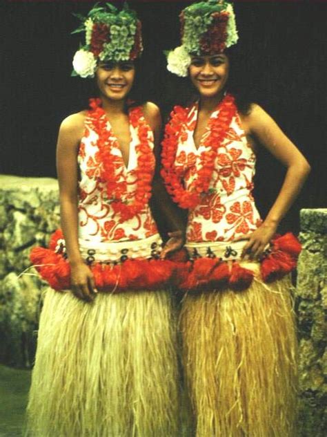 Pin By Luizaz On Hula Girls Traditional Hawaiian Dress Hawaiian