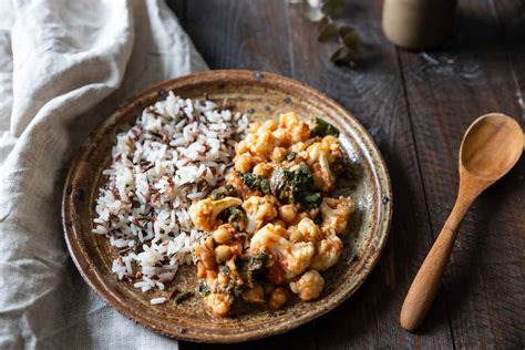 Laissez vous emporter par la douceur de cette délicieuse recette. Curry de chou-fleur au lait de coco - Recette végétarienne