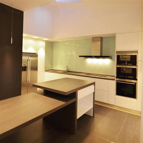 Cocinero / ayudante de cocina. Cocina en Madrid Muebles lacados en brillo Encimera ...