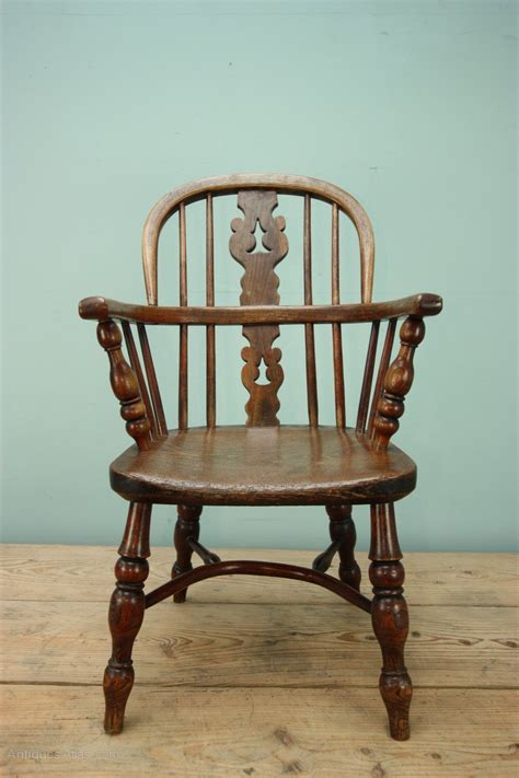 It's gives off such an authentic autumn lake house vibe, puts me in the picture completely. Childs Antique Windsor Chair. - Antiques Atlas