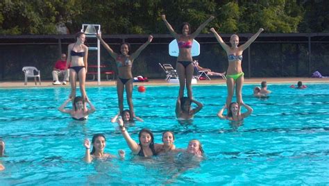 Cheerleading Stunting In The Pool