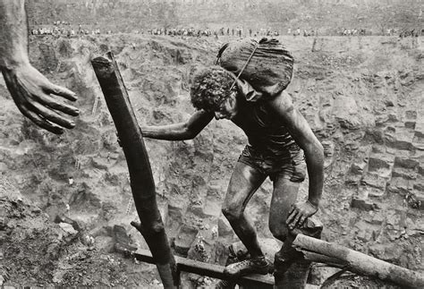 He has traveled in over 120 countries for his photographic projects. Sebastiao Salgado: scoprire insieme la sua fotografia