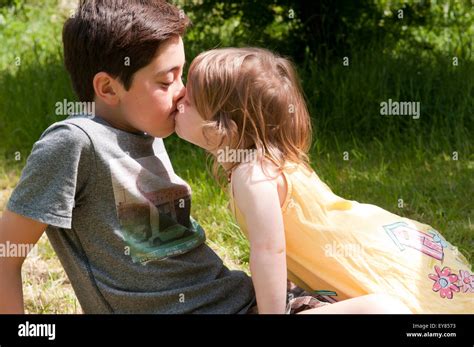 Petite Fille Embrassant Un Garçon Photo Stock Alamy