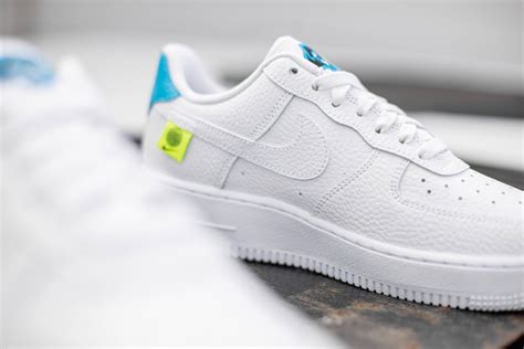 Inspired from hiking boots, the shoes went on sale in 1983 and nike never looked back. Nike Women's Air Force 1 '07 SE White/Volt-Laser Blue ...