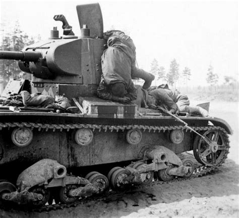 Погибшие танкисты и бойцы танкового десанта 1 — военное фото