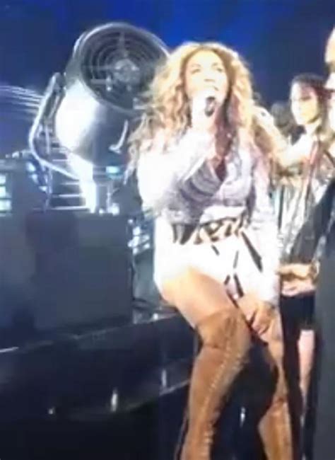 Watch Beyoncé Gets Her Hair Stuck In Fan During Concert Ny Daily News