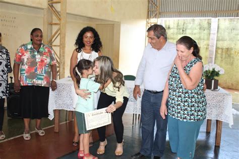 escola maria auxiliadora realiza entrega de certificado aos alunos