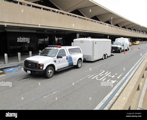Airport Curbside Hi Res Stock Photography And Images Alamy