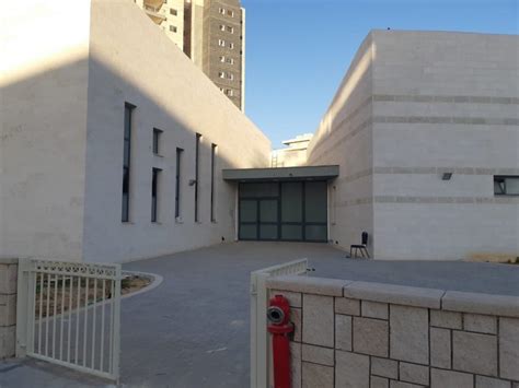 חיכוכים ושוטרים: מה קרה בבית כנסת המריבה בשכונת אגמים ...
