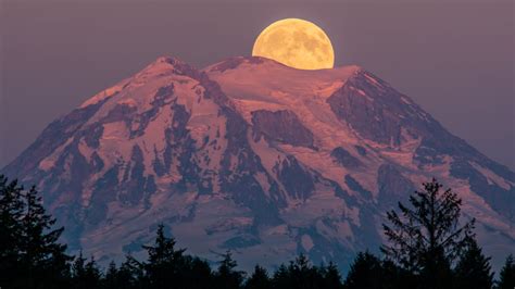 Moonrise Over Mount Rainier Smithsonian Photo Contest Smithsonian