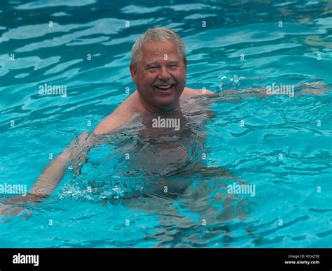 Lterer Mann Im Swimmingpool Macht Wassergymnastik Elderly Man